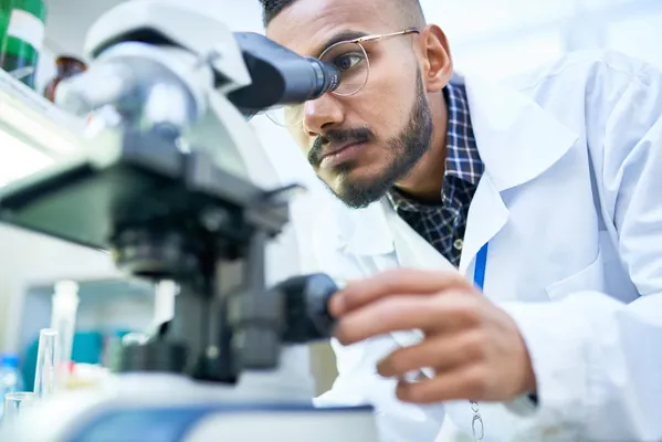 Alymlar antibiotikleriň ornuny tutup biljek molekulany döretdiler