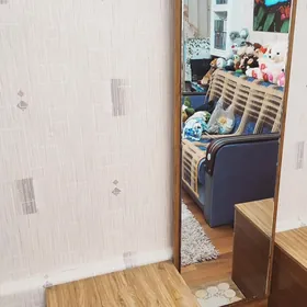 Тумбочка и зеркало