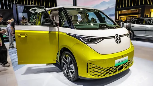 Volkswagen ID. Buzz ulagyny yzyna çagyrýar. Buzz. Miniwen “çakdan aşa giň” hasaplandy
