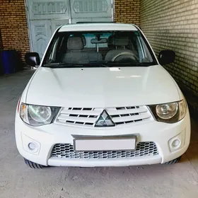 Mitsubishi L200 2013