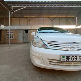Nissan Tiida 2011