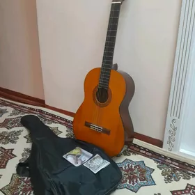 Gitara YAMAHA C-40.