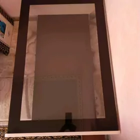 Ýuzi aýnaly stol