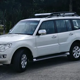 Mitsubishi Pajero 2015