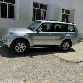Mitsubishi Pajero 2015