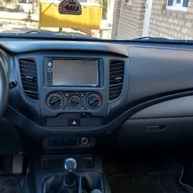 Mitsubishi L200 2015