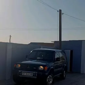 Mitsubishi Montero 1995