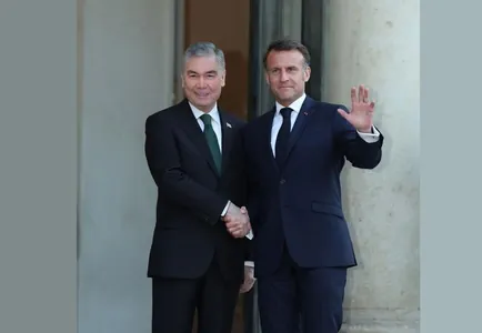 Gurbanguly Berdimuhamedow Parižde Emmanuel Makron bilen gepleşikleri geçirdi