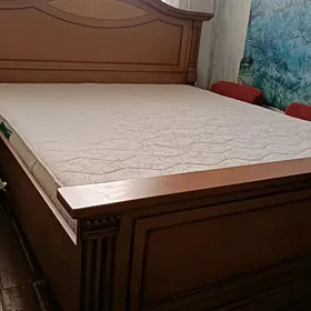 кровать