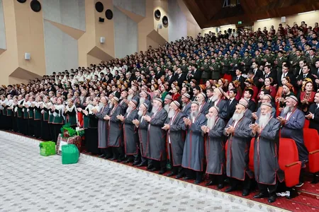 Uruş weteranlaryna Türkmenistanyň Prezidentiniň adyndan pul hem-de gymmat bahaly sowgatlar gowşuryldy
