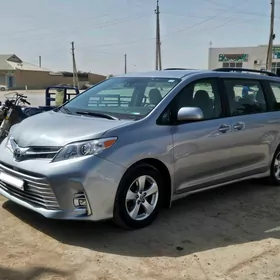 Toyota Sienna 2019