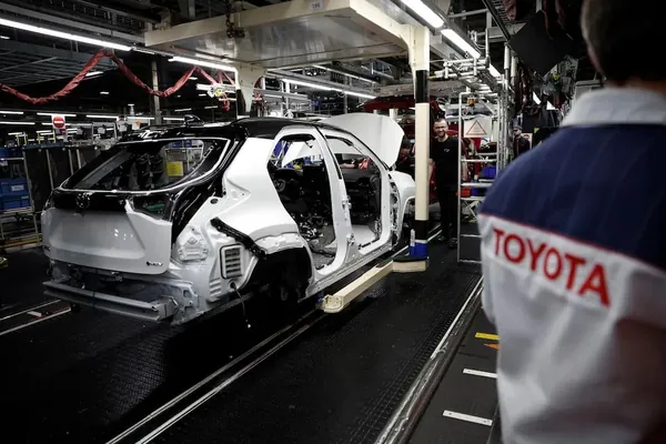 ABŞ-nyň paçlary, ýapon ýenasy we çig malyň bahalary Toyota-nyň girdejisine zyýan ýetirýär