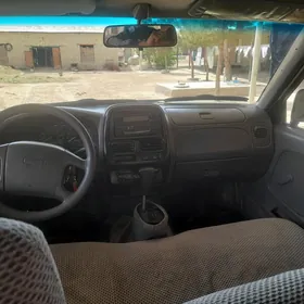 Nissan Navara 2001