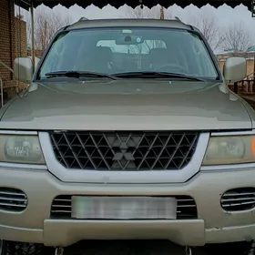 Mitsubishi Montero 2003