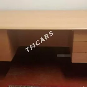 PARTA, STOL WE KNIŹNYÝ ŞKAF.