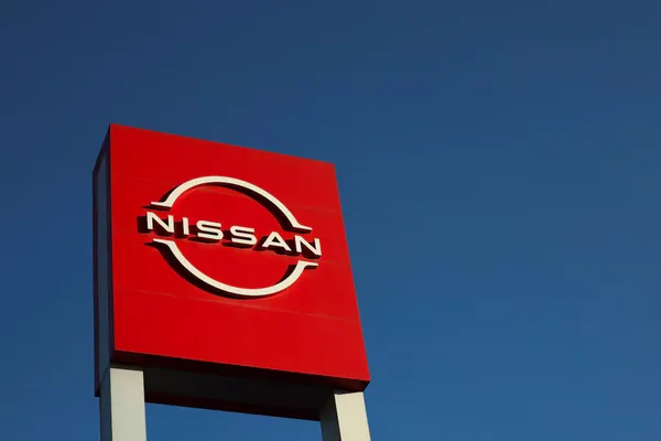 Nissan Ýaponiýada 1 mlrd-lyk taslamasyny ýatyrýar. Kompaniýa ýitgiler sebäpli çykdajylaryny azaldýar
