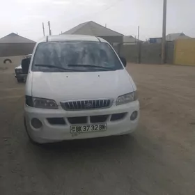 Hyundai H-1 2001