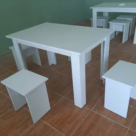 кухонный стол и табуретки