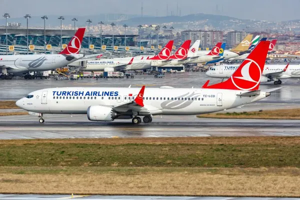 «Turkish Airlines» awiakompaniýasy uçar doly saklanmanka ýerinden turýan ýolagçylara jerime salar