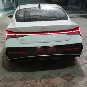 Hyundai Elantra 2025
