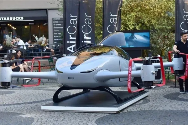 Türkiýede AirCar uçýan awtomobiliniň ilkinji adamly uçuşy geçirildi