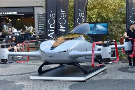 Türkiýede AirCar uçýan awtomobiliniň ilkinji adamly uçuşy geçirildi