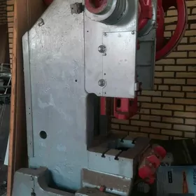 press stanok (штамповка)