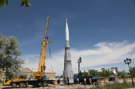 В Байконуре установили крупнейший макет лунной ракеты Н-1