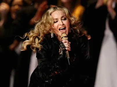 Netflix aýdymçy Madonnanyň durmuşy barada kiçi serial taýýarlaýar