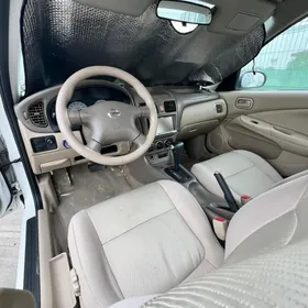 Nissan Sunny 2010