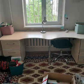 Большой стол со шкафчиками