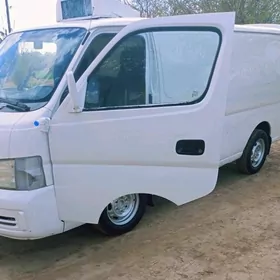Nissan Urvan 2005