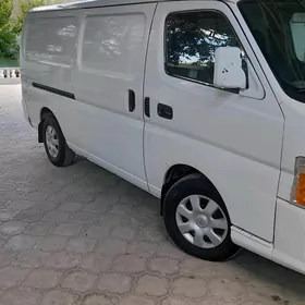 Nissan Urvan 2010