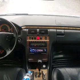 Mercedes-Benz E320 2001