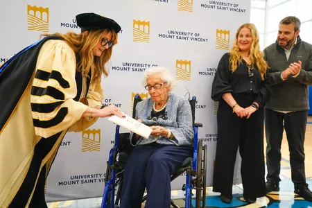 ABŞ-da bir zenan 97 ýaşynda uniwersitetiň diplomyny aldy. Bu onuň ömürboýy arzuwy eken