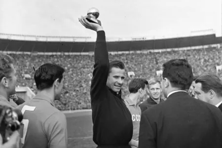 Lew Ýaşin IFFHS tarapyndan futbol taryhynda iň gowy derwezeban diýlip ykrar edildi