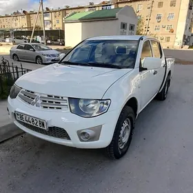 Mitsubishi L200 2012