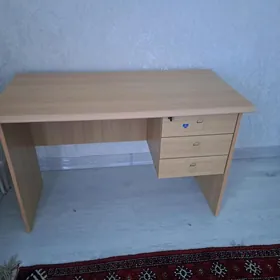 Письменный стол