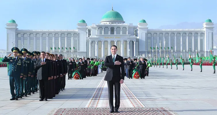 Serdar Berdimuhamedow Konstitusiýa binasyna we ýurdumyzyň Baş baýdagyna gül goýmak dabaralaryna gatnaşdy