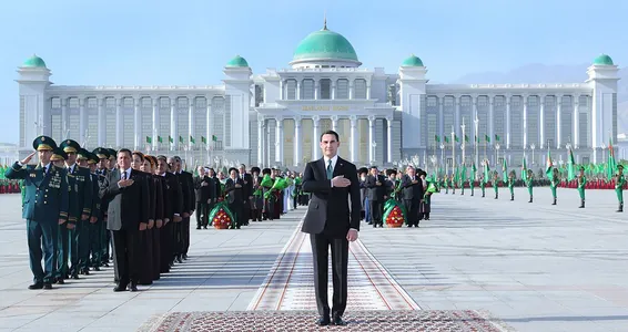 Президент Туркменистана принял участие в торжествах в честь Дня Конституции и Государственного флага