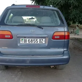 Toyota Sienna 1999