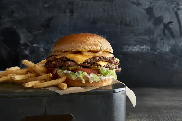 Kaliforniýada 27 sekuntda burger taýýarlaýan robotlar bilen restoran işläp başlady