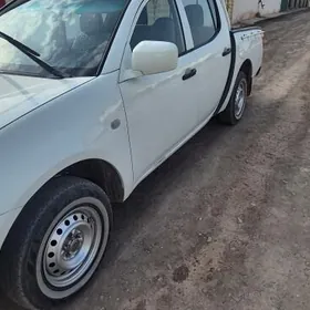 Mitsubishi L200 2013