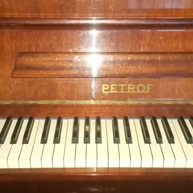 pianino petrof