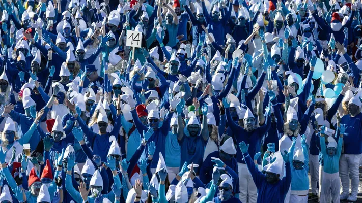 Fransiýada 3000-den gowrak adam rekord goýmak üçin smurflaryň eşigini geýdi