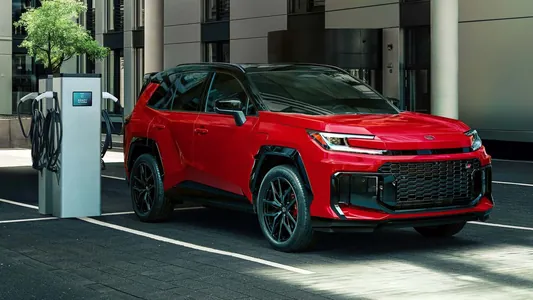 Toyota kämilleşdirilen tehnologiýasy we dizaýny bilen täze RAV4 modelini hödürledi
