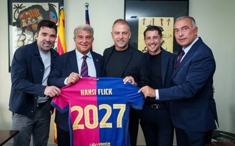 «Барселона» продлила контракт с Фликом до 2027 года