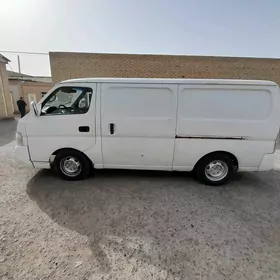 Nissan Urvan 2005