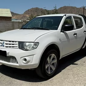 Mitsubishi L200 2012