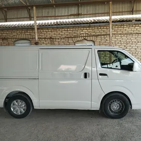 Toyota Hiace 2005